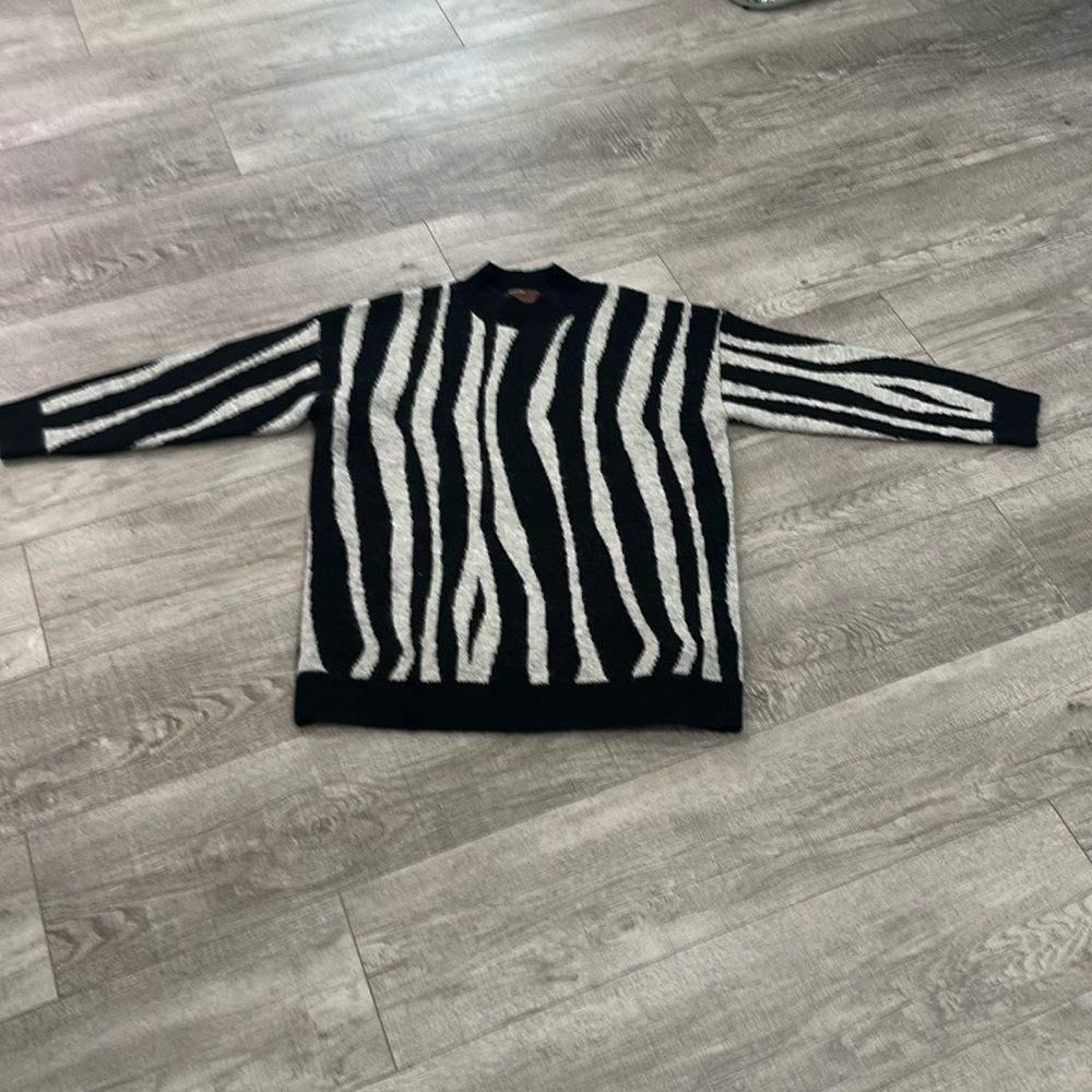 Kerisma size S/M Black & Gray Sweater